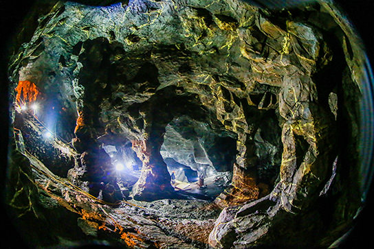 光明享受洞窟之旅